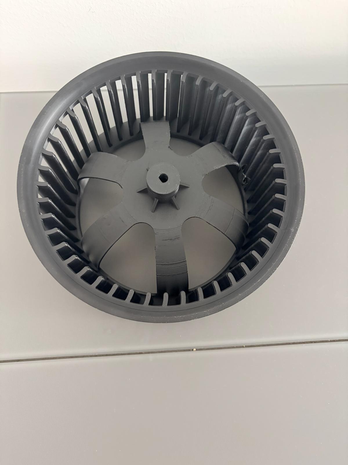 Turbine à ailettes noire imprimée en 3D
