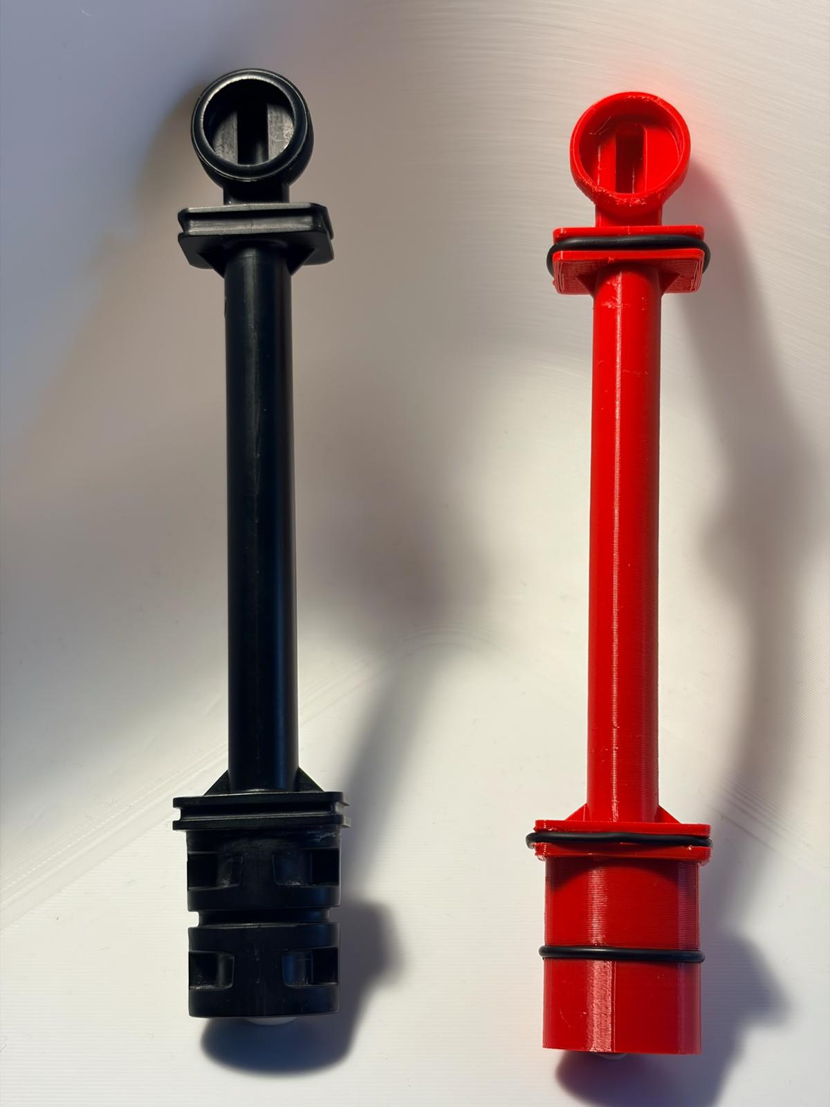 Pièce technique noire et sa copie rouge imprimée en 3D