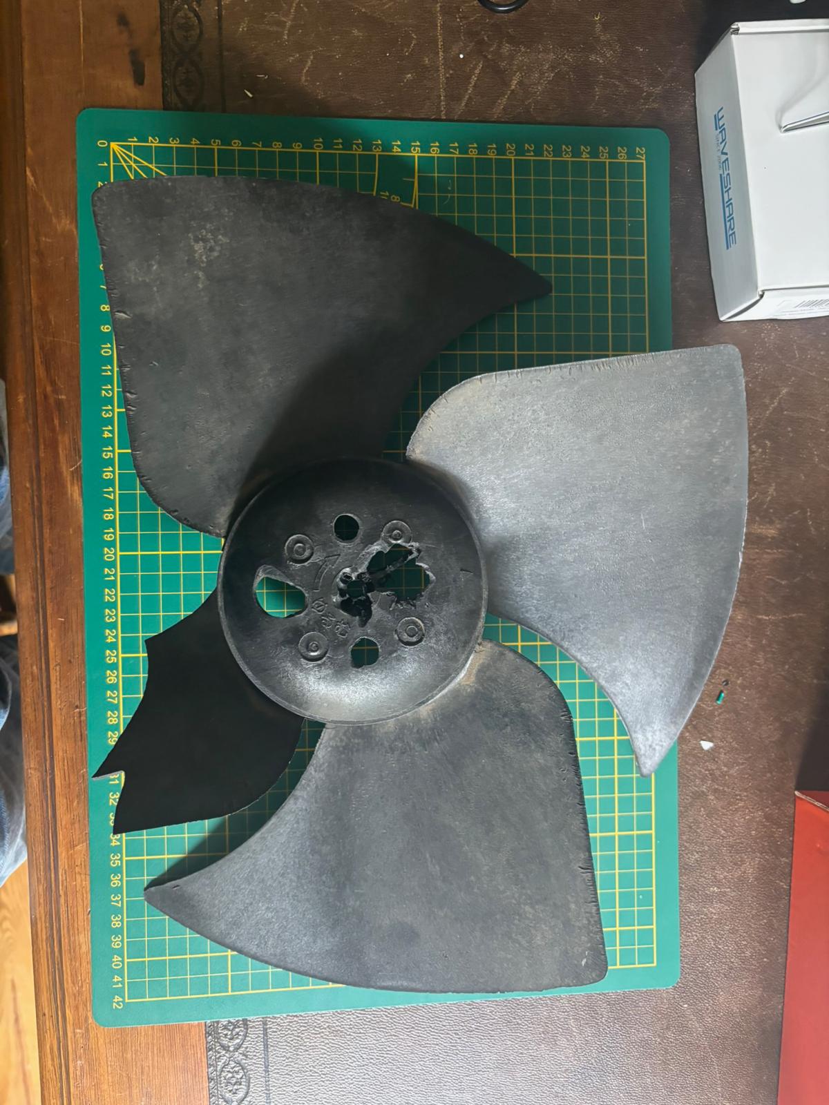 Hélice de ventilateur endommagée sur un tapis de découpe