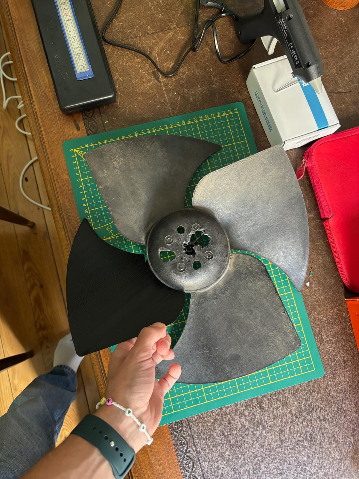 Pale de remplacement noire imprimée en 3D à côté de l'hélice