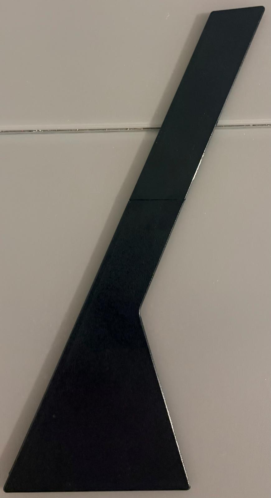 Pièce plate noire en forme de L